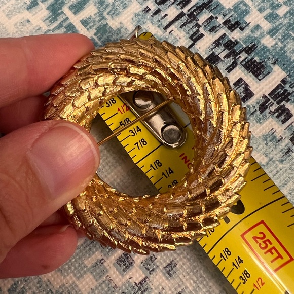 Vintage Brooch Monet Wreath Textured Circle Leaf Bark Overlapping Gold tone - Picture 4 of 12